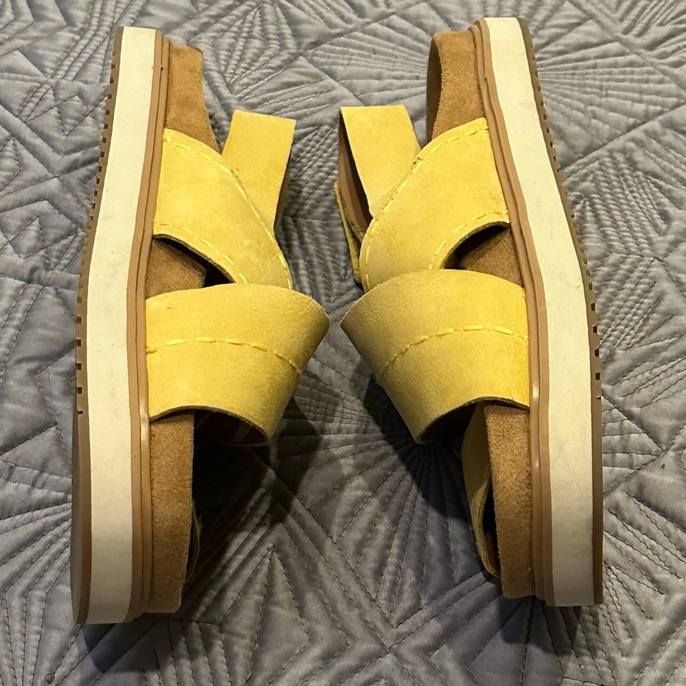 Tom’s of Maine Platform Sandals - Picture 4 of 4